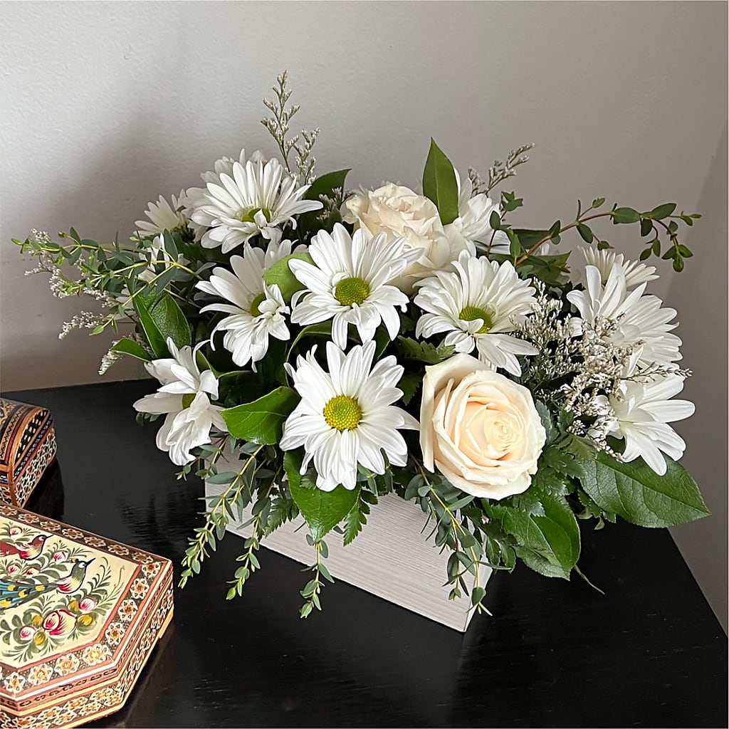 Fresh Linen Box Bouquet –  Flower Cafe, Hartford WI